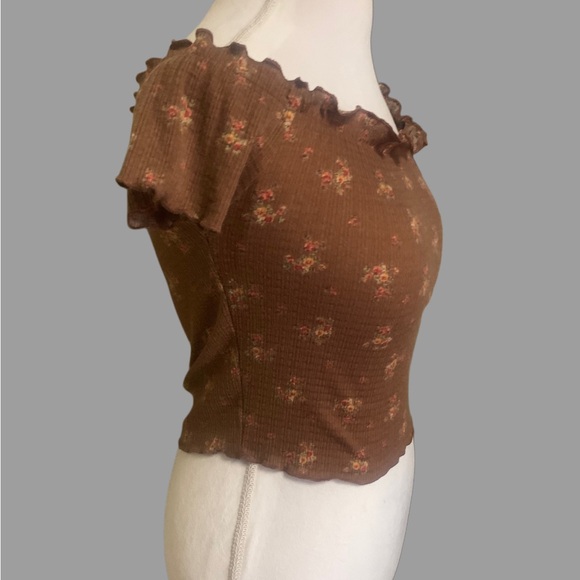 Brit & Bri Brown Floral crop top - Picture 2 of 5